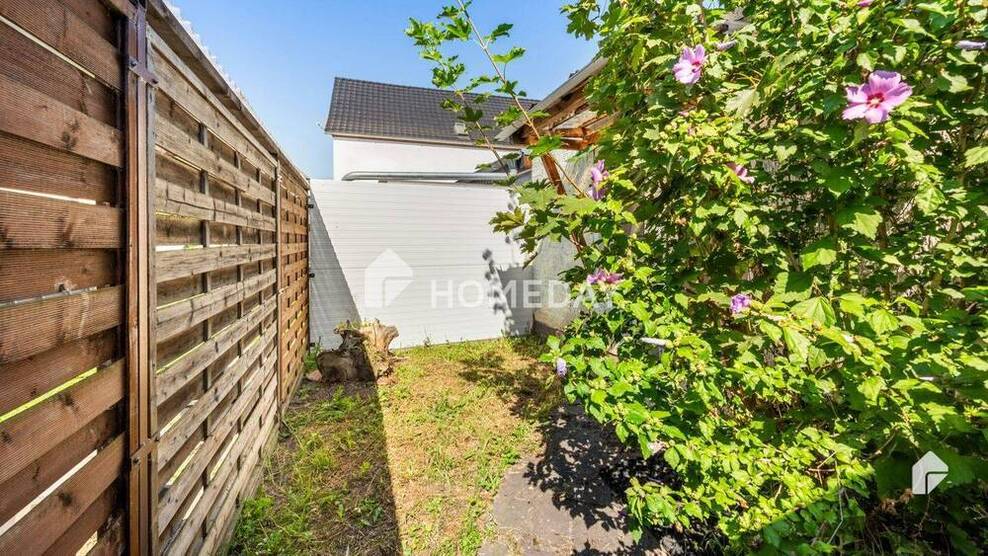 Gepflegte Doppelhaushälfte mit Innenhof, Nebengebäude und kleinem Gartenbereich
