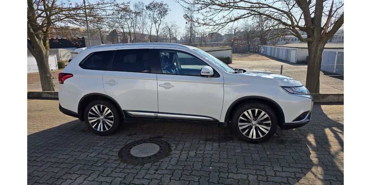 Mitsubishi Outlander 76.000 km 21.990 &euro; Halle 06124