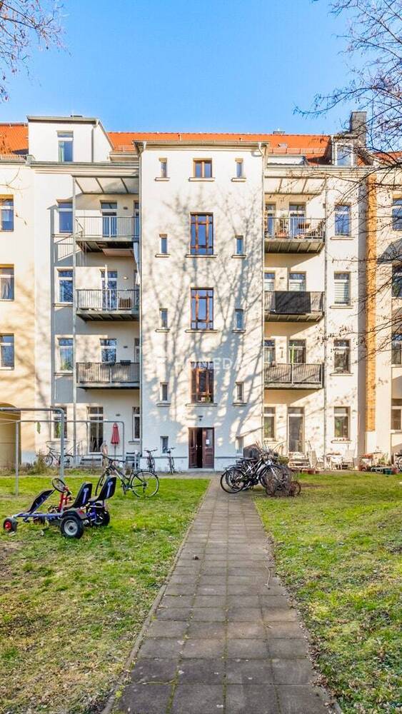 Gemütliche 2-Zimmer-Wohnung mit eigener Terrasse und Abstellkammer im sanierten Denkmalhaus