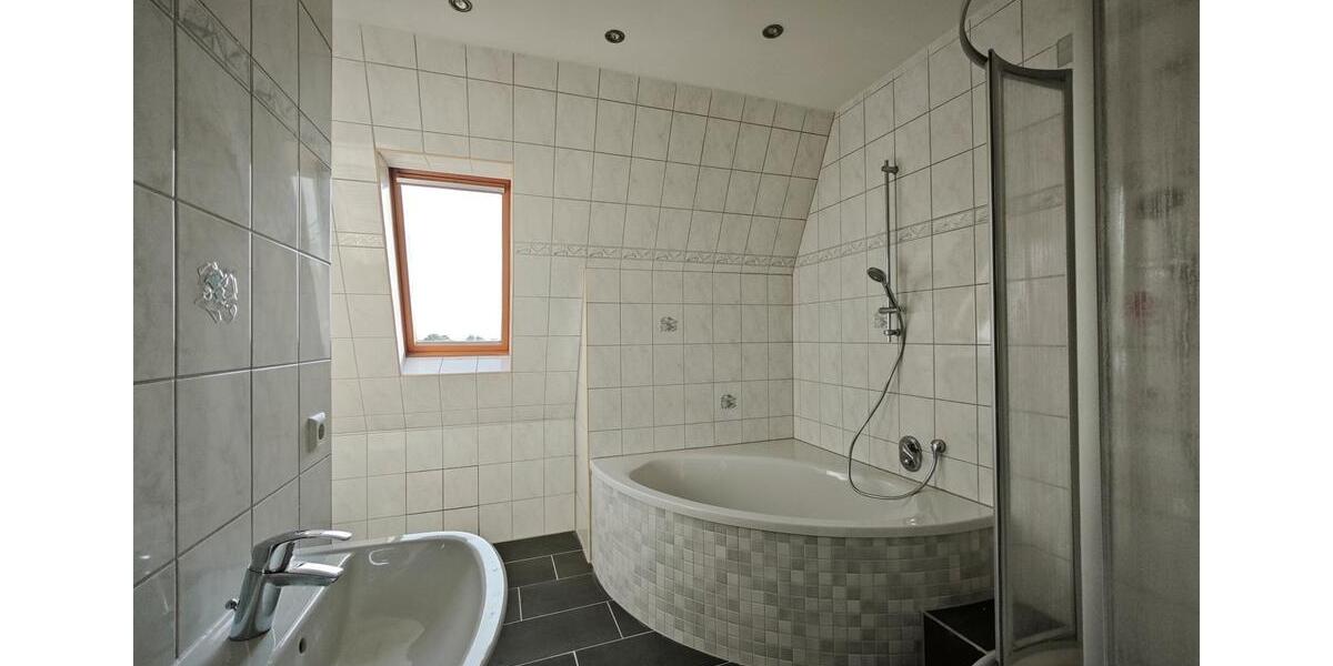 Etagenwohnung Halle (Saale) Büschdorf - 4 Zimmer, 115 m&sup2;, 805&euro; | Angebot:24350261