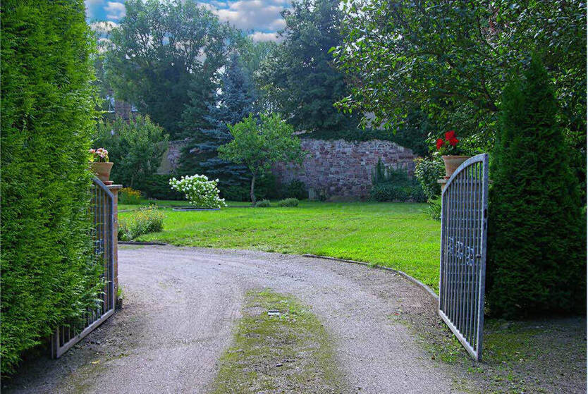 Wettin-Löbejün: 2 Reihenhäuser auf großem Grundstück, überdachter Pool und Nebengelass