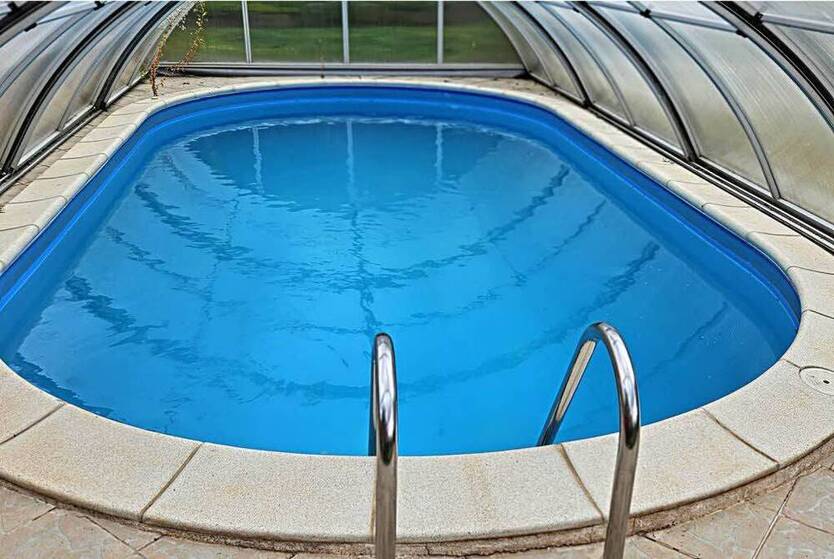 Wettin-Löbejün: 2 Reihenhäuser auf großem Grundstück, überdachter Pool und Nebengelass
