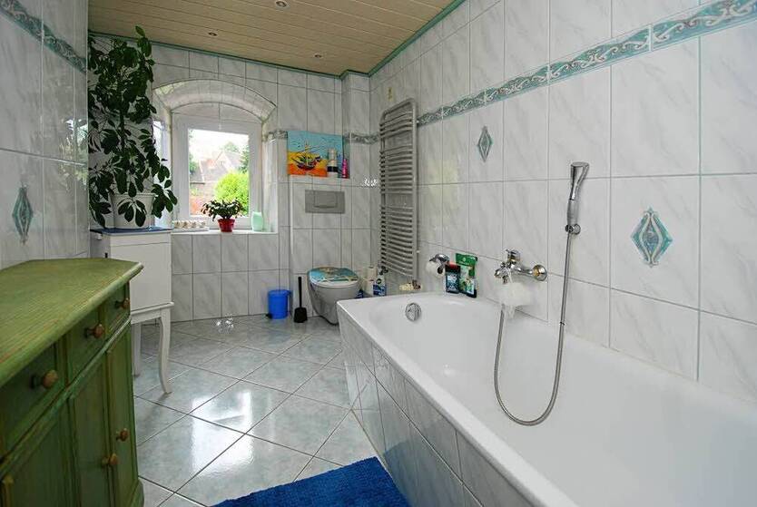 Wettin-Löbejün: 2 Reihenhäuser auf großem Grundstück, überdachter Pool und Nebengelass