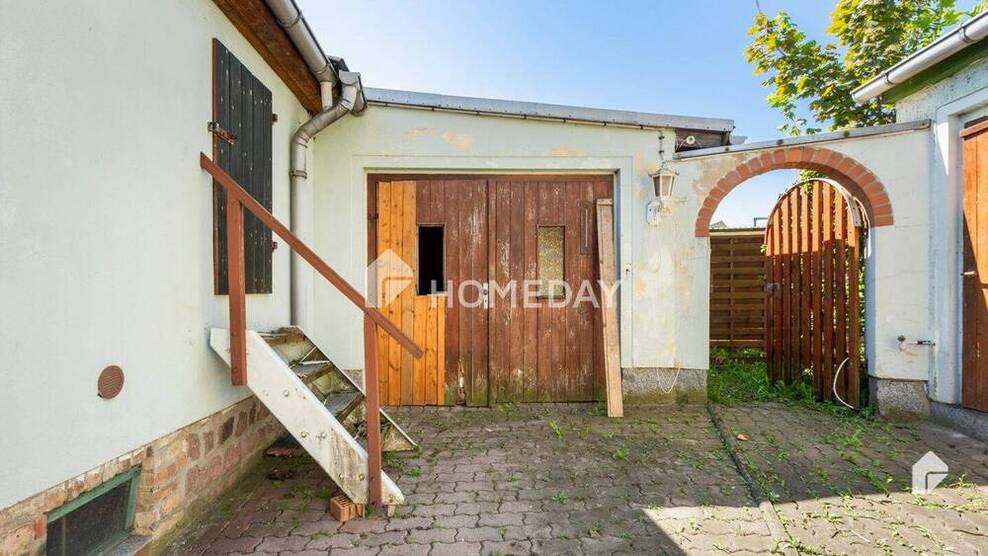 Gepflegte Doppelhaushälfte mit Innenhof, Nebengebäude und kleinem Gartenbereich