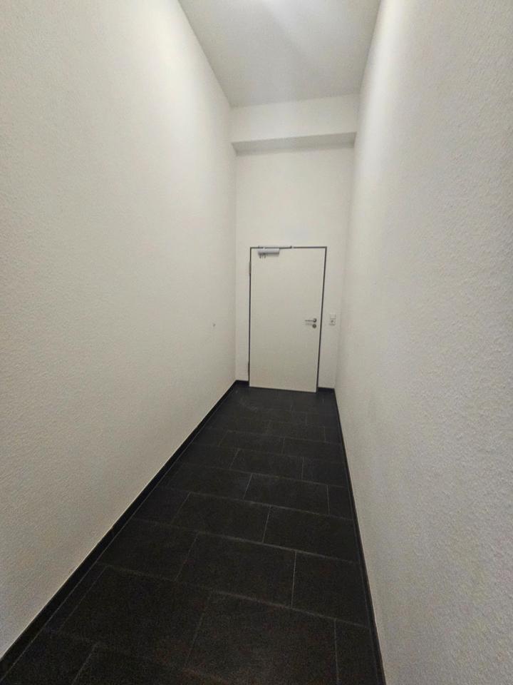 Büro-Produktions- & Werkstattfläche im EG einer freist. GewerbeImmobilie, Rolltor