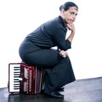 Carmela De Feo ist La Signora - Froschkönigin