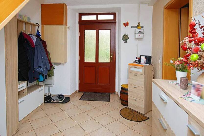 Wettin-Löbejün: 2 Reihenhäuser auf großem Grundstück, überdachter Pool und Nebengelass