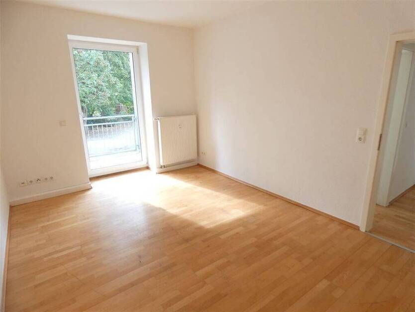 Schöne 2-Zi.-Wohnung mit Balkon, Bad mit Fenster im Grünen