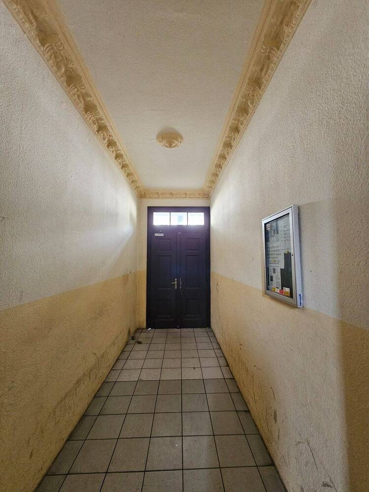 Gewerbefläche im san. Altbau mit EBK, gr. Schaufensterfront, Außenjalousien, WC, Keller
