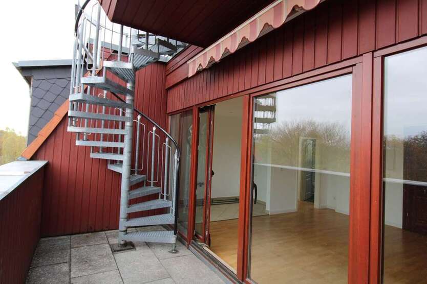 Penthouse am Clara-Zetkin-Park mit Dachterrasse, Stellplatz und Lift, befristete Vermietung