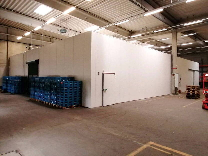 HALLE MIT KÜHLHALLE, HOCHREGALLAGER, BÜROS UND BESPRECHUNGSRAUM, TOP!