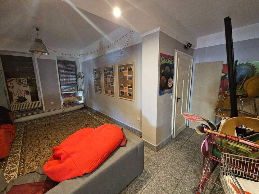 Gewerbefläche im san. Altbau mit EBK, gr. Schaufensterfront, Außenjalousien, WC, Keller