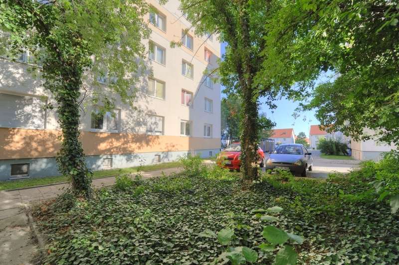 Wohnung zum Mieten in Halle 220 € 23.25 m²