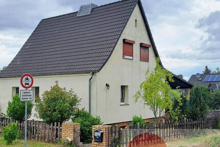 Teilmodernisiertes Einfamilienhaus mit überdachter Terrasse, Nebengelass, Garage + großem Grundstück 4 zimmer