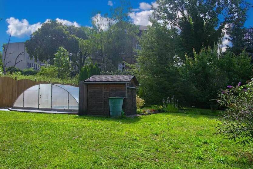 Wettin-Löbejün: 2 Reihenhäuser auf großem Grundstück, überdachter Pool und Nebengelass