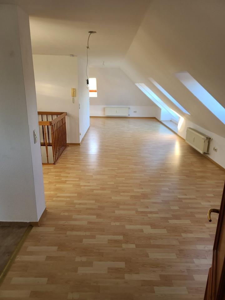 Sonnige Dachgeschoßwohnung mit Blick auf Schloss Gundorf