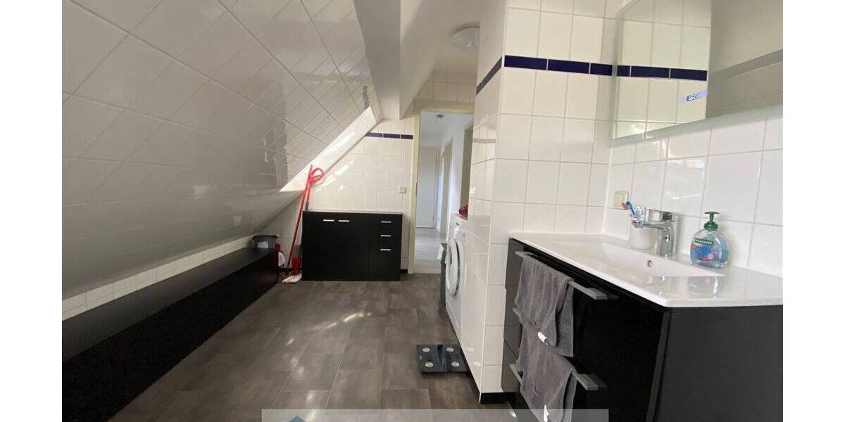 Sehr schöne Dachgeschosswohnung im Zentrum Merseburgs zu verkaufen 2 zimmer