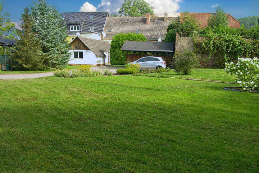 Wettin-Löbejün: 2 Reihenhäuser auf großem Grundstück, überdachter Pool und Nebengelass