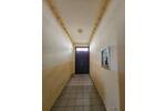 Gewerbefläche im san. Altbau mit EBK, gr. Schaufensterfront, Außenjalousien, WC, Keller