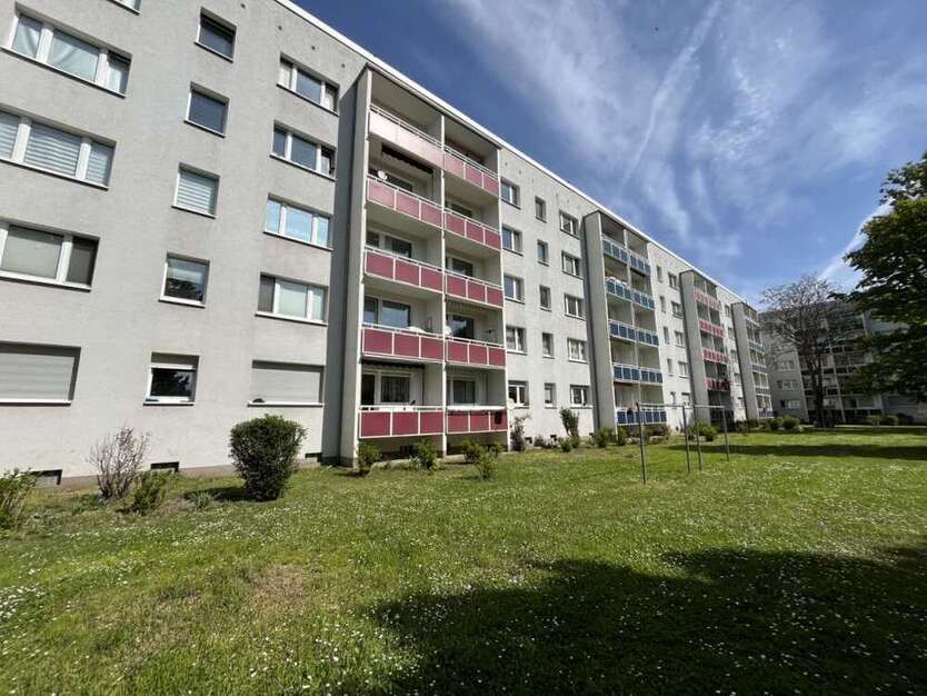 Wohnung zum Mieten in Halle (Saale) 300 € 50.89 m²