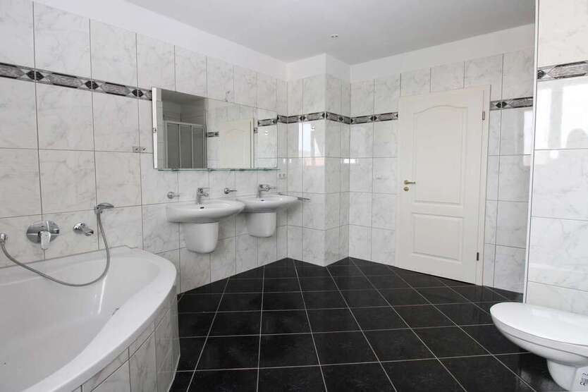 Penthouse am Clara-Zetkin-Park mit Dachterrasse, Stellplatz und Lift, befristete Vermietung