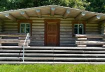 +Geräumiges Blockhaus abzugeben +