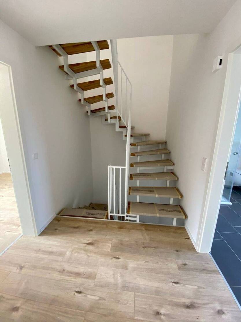 Einziehen und Wohlfühlen! Haushälfte mit Fußbodenheizung, Garage und Garten zu verkaufen! 4 zimmer