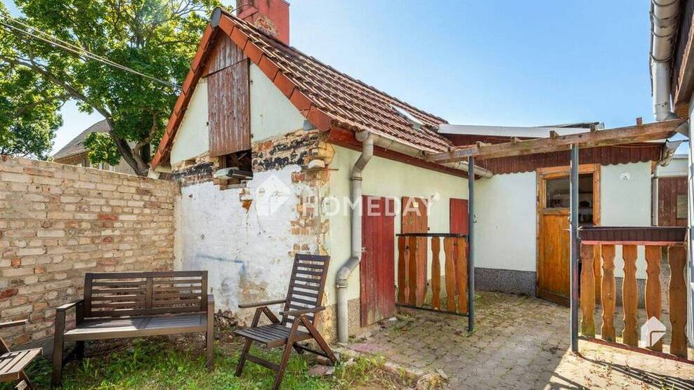 Gepflegte Doppelhaushälfte mit Innenhof, Nebengebäude und kleinem Gartenbereich
