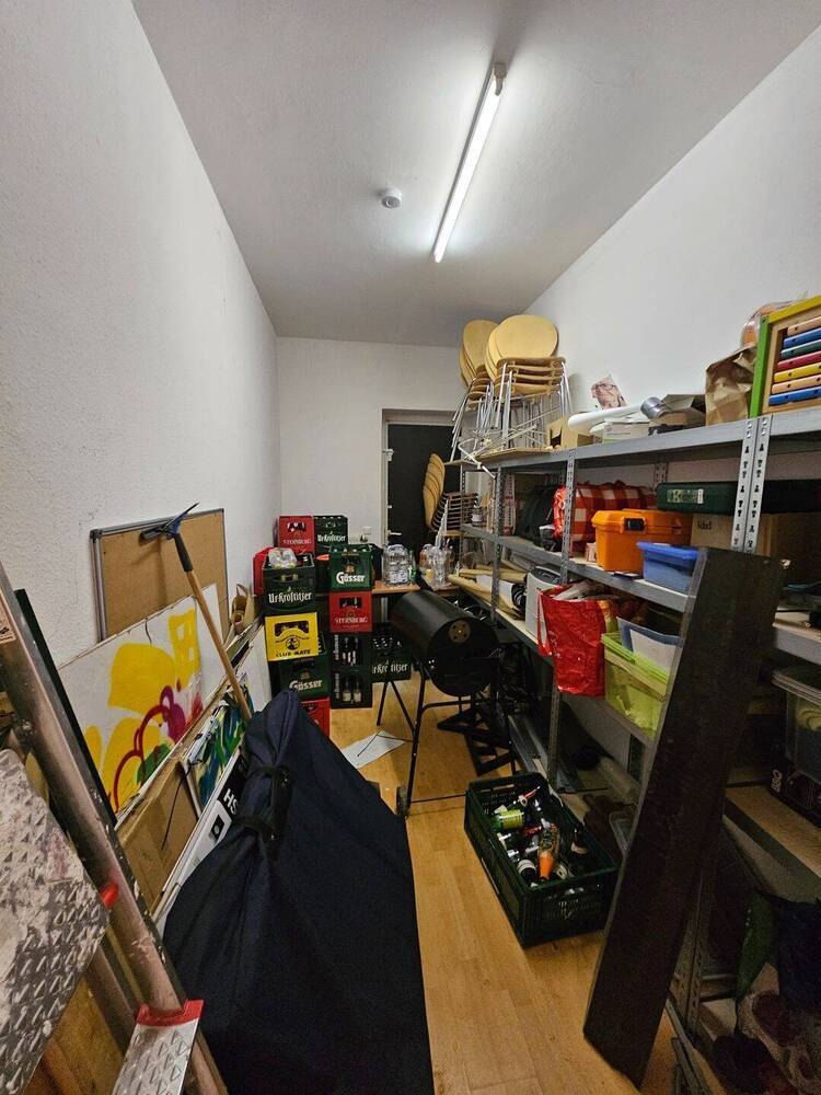 Gewerbefläche im san. Altbau mit EBK, gr. Schaufensterfront, Außenjalousien, WC, Keller