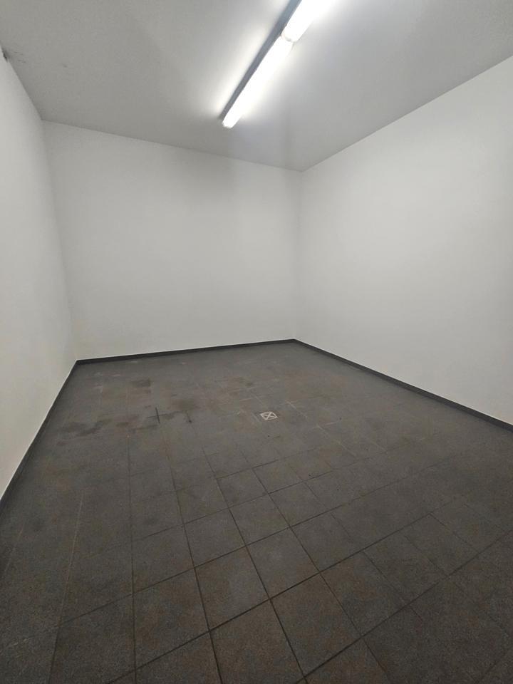 Büro-Produktions- & Werkstattfläche im EG einer freist. GewerbeImmobilie, Rolltor