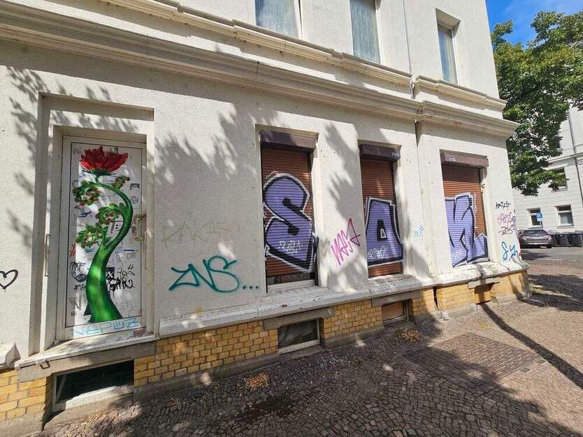 Gewerbefläche im san. Altbau mit EBK, gr. Schaufensterfront, Außenjalousien, WC, Keller