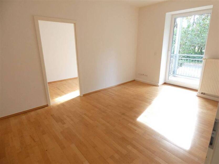 Schöne 2-Zi.-Wohnung mit Balkon, Bad mit Fenster im Grünen