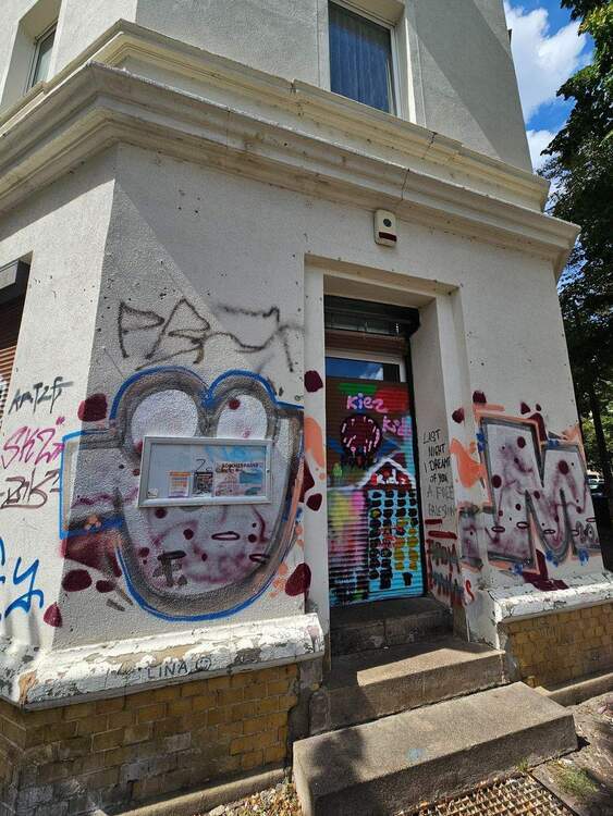 Gewerbefläche im san. Altbau mit EBK, gr. Schaufensterfront, Außenjalousien, WC, Keller