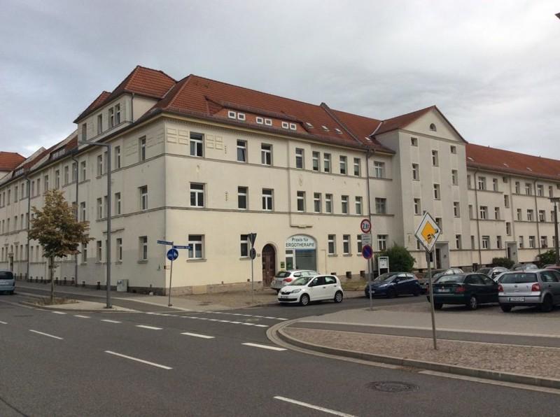 Die Gewerberäume befinden sich im Erdgeschoss eines Mehrfamilienhauses.<br>Ein Raum liegt ebenerdig und ist von der Straße aus begehbar, hier ist auch eine große Fensterscheibe, was den Raum sehr...