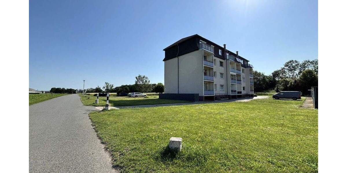 Familienfreundliche Eigentumswohnung mit Einbauküche, 2x Balkonen und 2x Garagen in Löberitz 5 zimmer