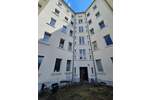 Gewerbefläche im san. Altbau mit EBK, gr. Schaufensterfront, Außenjalousien, WC, Keller
