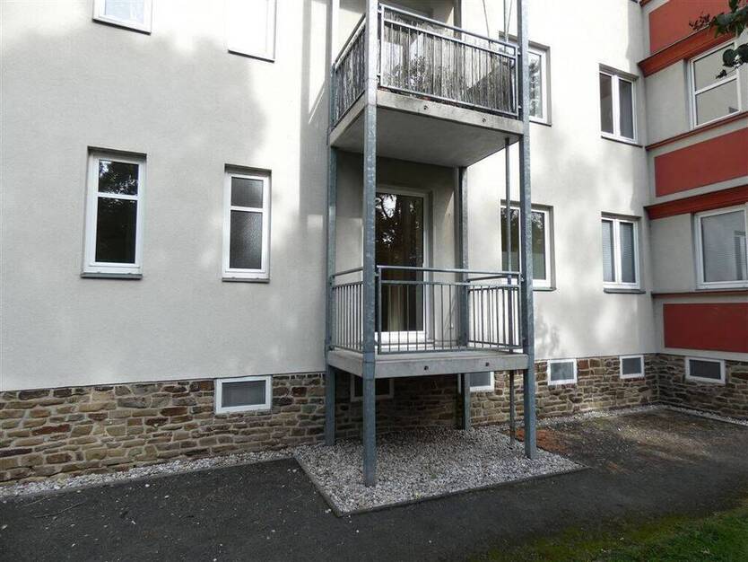 Schöne 2-Zi.-Wohnung mit Balkon, Bad mit Fenster im Grünen