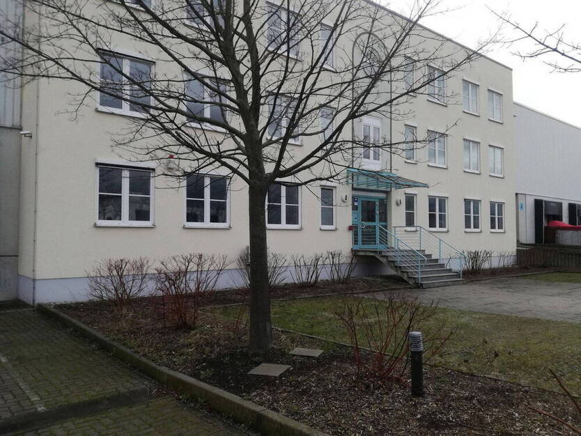 HALLE MIT KÜHLHALLE, HOCHREGALLAGER, BÜROS UND BESPRECHUNGSRAUM, TOP!