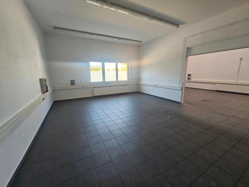 Büro-Produktions- & Werkstattfläche im EG einer freist. GewerbeImmobilie, Rolltor