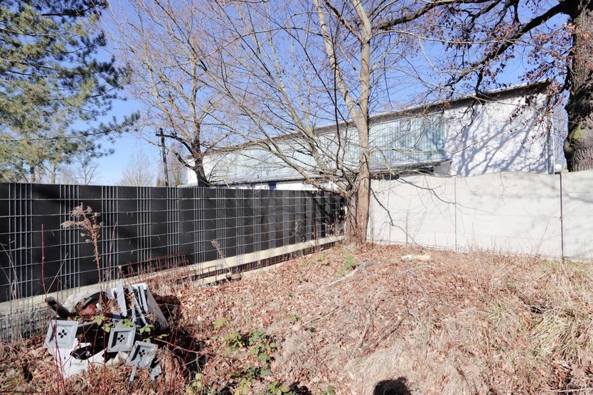 Großer Garten - voll umzäunt - Strom liegt an zimmer