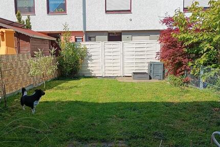 Grundstück mit Reihenmittelhaus, Stellplatz und Garage