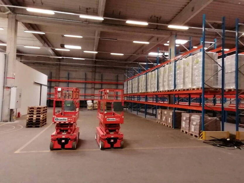 HALLE MIT KÜHLHALLE, HOCHREGALLAGER, BÜROS UND BESPRECHUNGSRAUM, TOP!