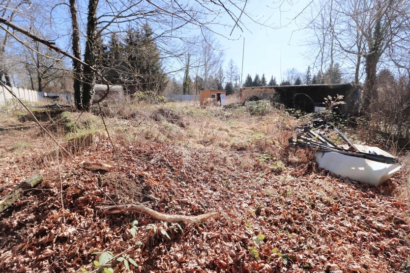 Großer Garten - voll umzäunt - Strom liegt an zimmer
