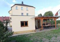 Charmantes Mehrfamilienhaus mit Sommer-Gästehaus zu verkaufen