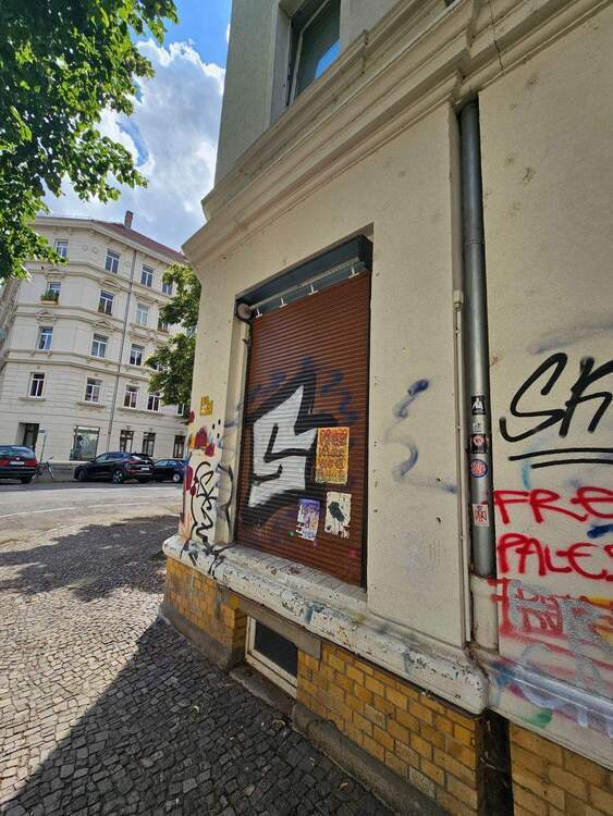 Gewerbefläche im san. Altbau mit EBK, gr. Schaufensterfront, Außenjalousien, WC, Keller