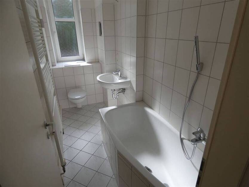 Schöne 2-Zi.-Wohnung mit Balkon, Bad mit Fenster im Grünen