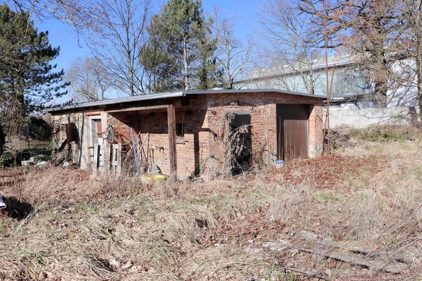 Großer Garten - voll umzäunt - Strom liegt an zimmer