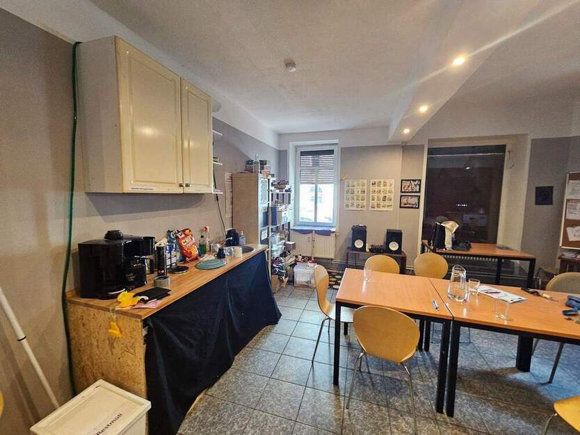 Gewerbefläche im san. Altbau mit EBK, gr. Schaufensterfront, Außenjalousien, WC, Keller