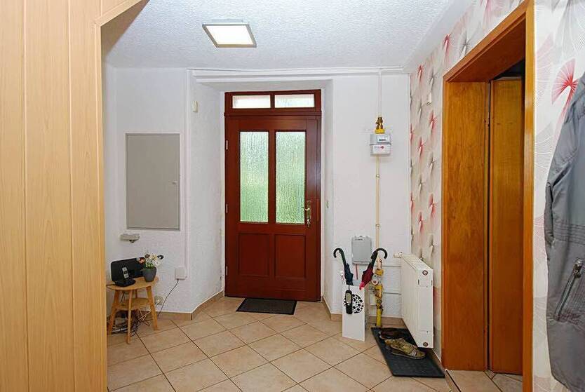 Wettin-Löbejün: 2 Reihenhäuser auf großem Grundstück, überdachter Pool und Nebengelass