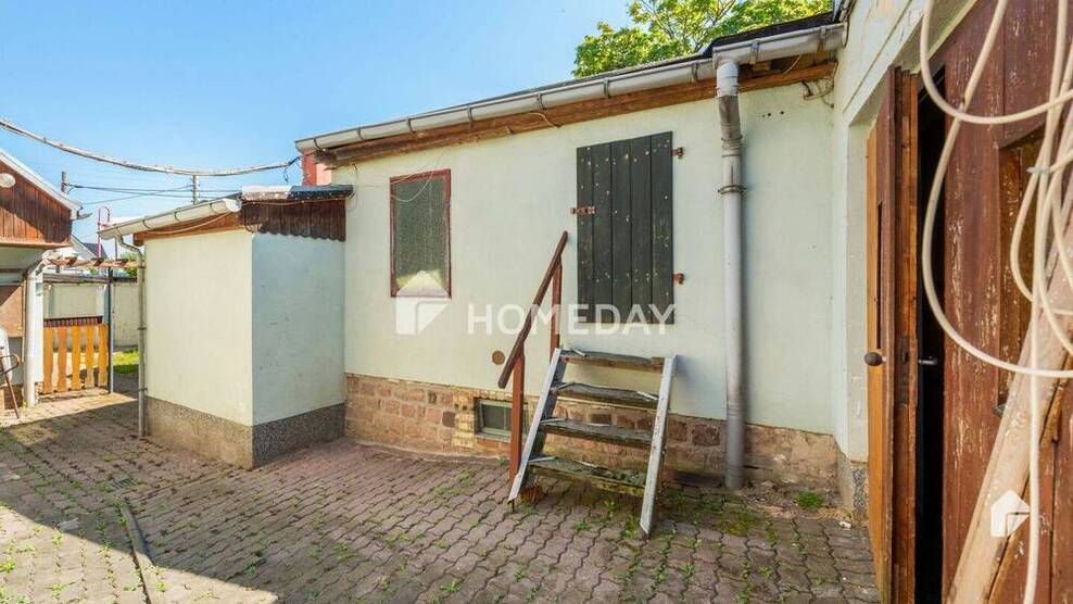 Gepflegte Doppelhaushälfte mit Innenhof, Nebengebäude und kleinem Gartenbereich